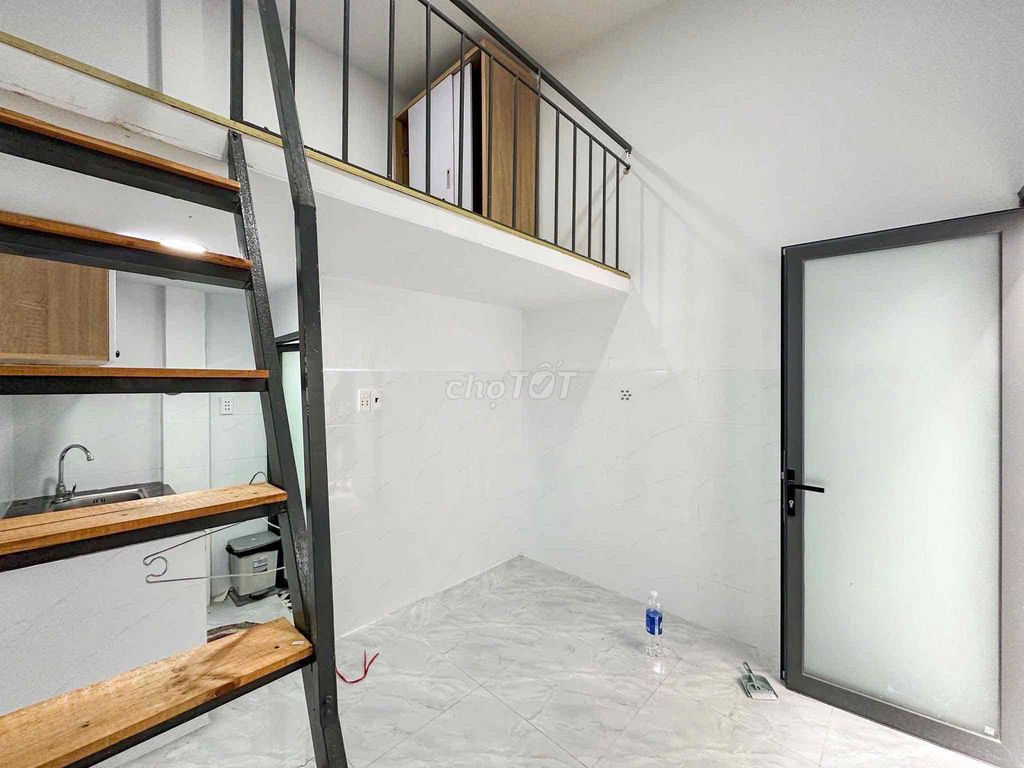 Rent the standing room full interior near tdtu, rmit, ou only 4