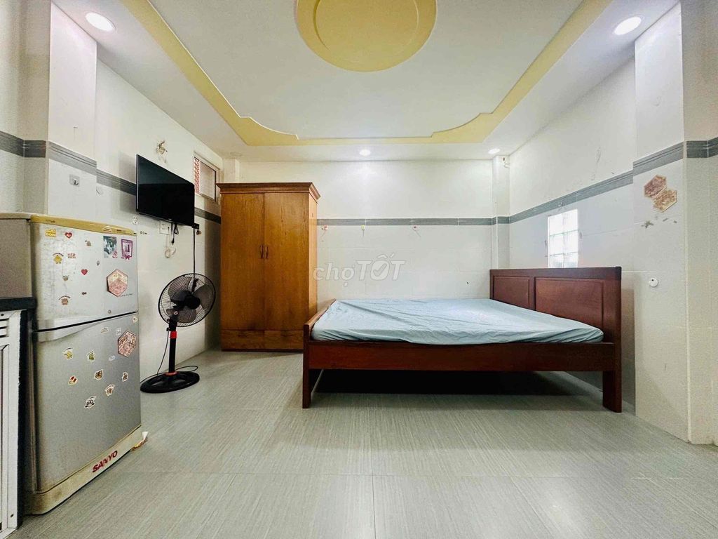 All the Phạm Ngũ Lão furniture next to the couch. 3.5 million a month.