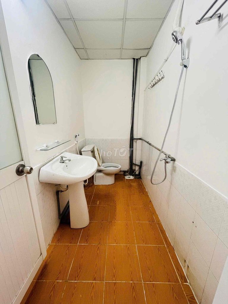 The new room closes toart Phan Văn Trị - written violation