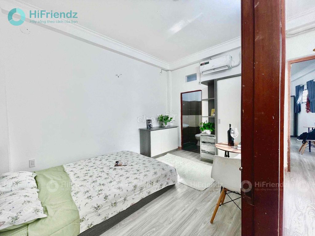 The studio is full of furniture - just Nguyễn Trọng Tuyển.