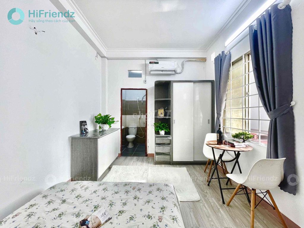 The studio is full of furniture - just Nguyễn Trọng Tuyển.