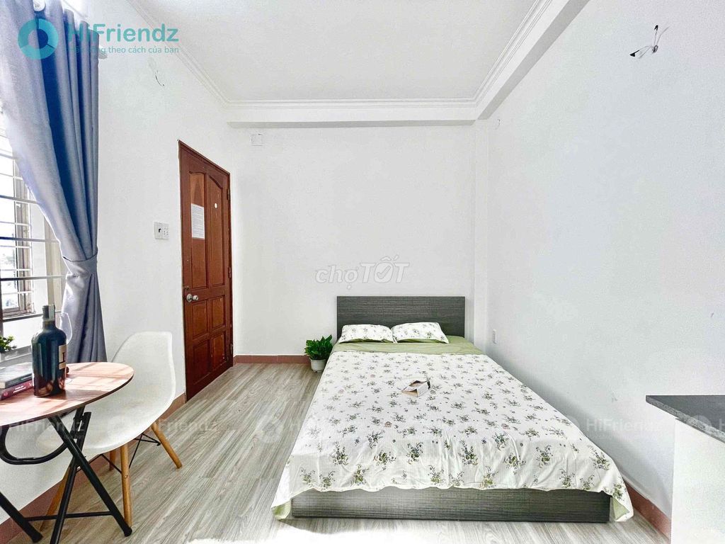 The studio is full of furniture - just Nguyễn Trọng Tuyển.