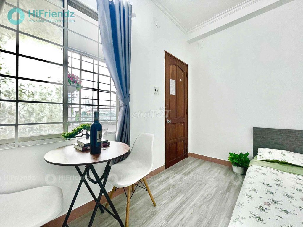 The studio is full of furniture - just Nguyễn Trọng Tuyển.