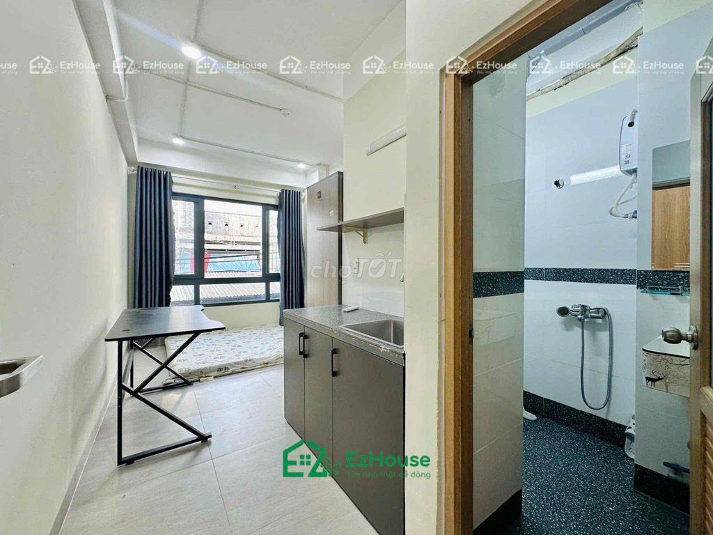 Rent a comfortable room on the Y-word bridge, District Five.
