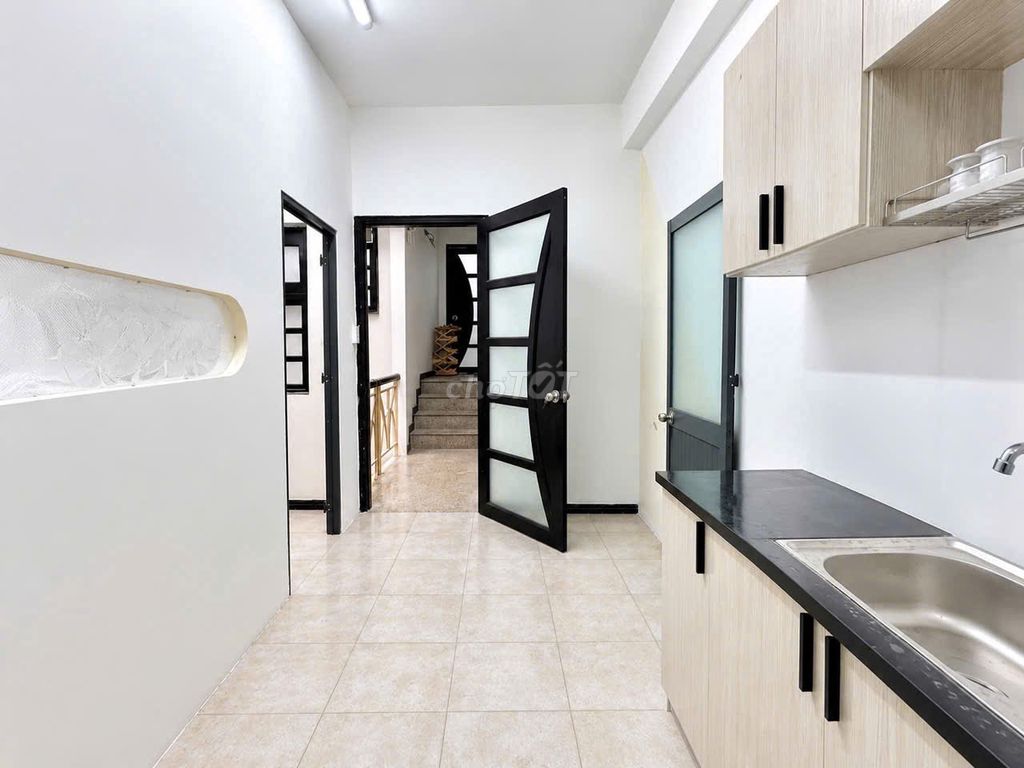 The apartment is a 30mm kitchen bedroom at the right end of Nguyễn Xí Zhuo Long