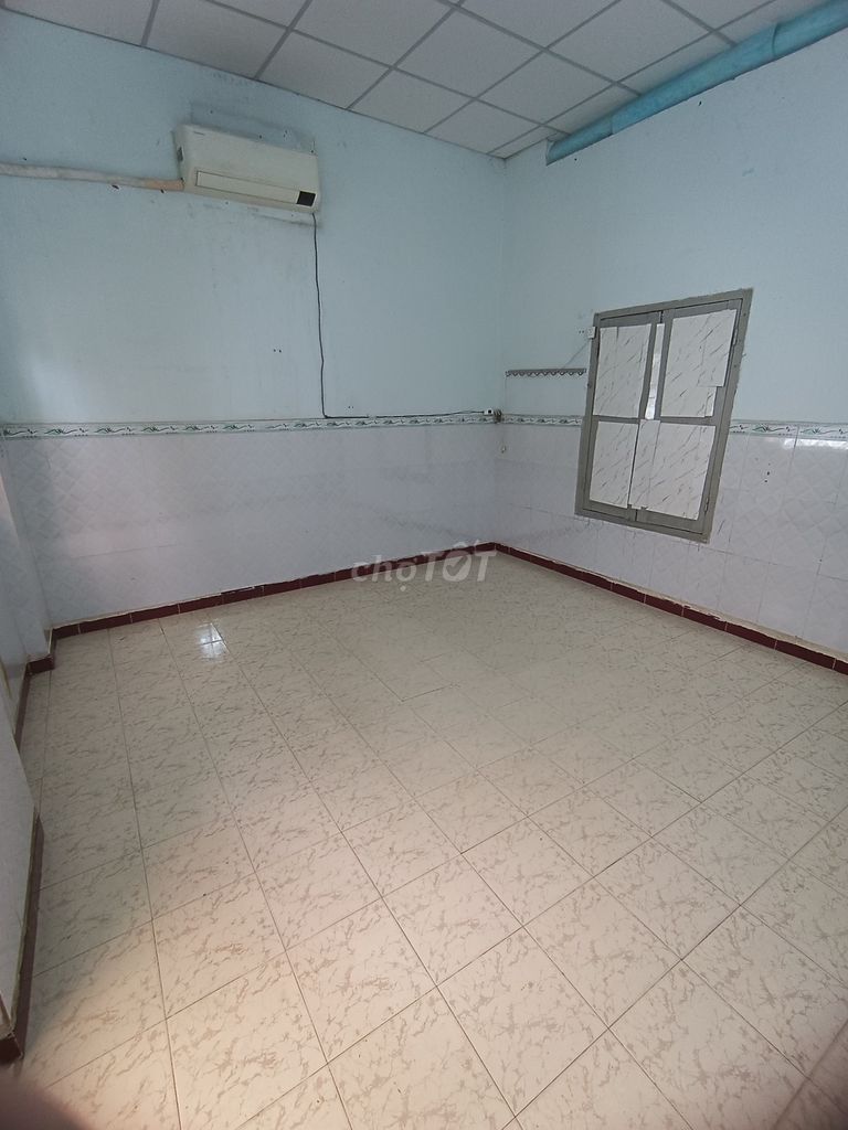The Poet House, District 3, has air conditioning, balcony, private toilets.