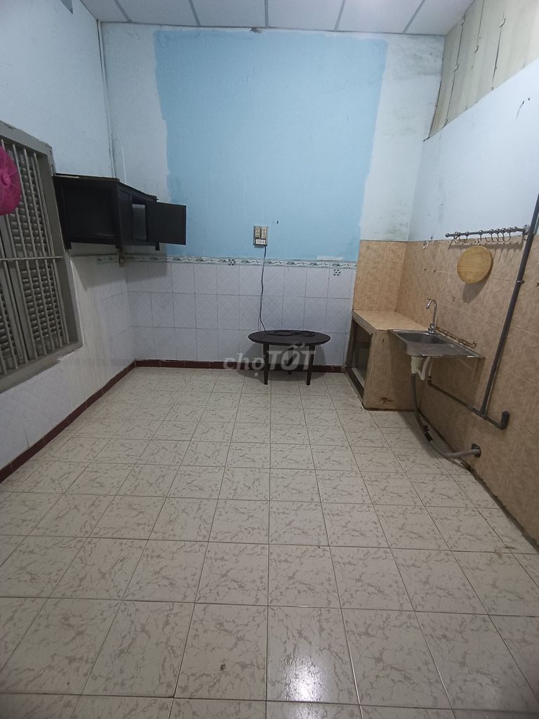 The Poet House, District 3, has air conditioning, balcony, private toilets.
