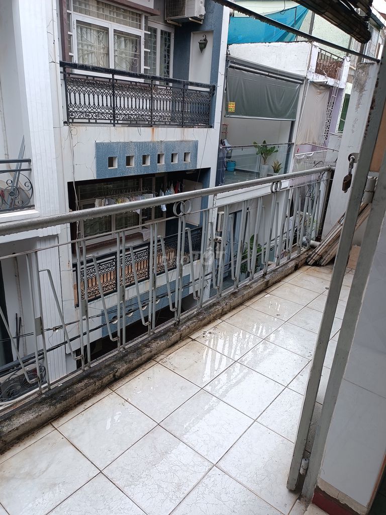 The Poet House, District 3, has air conditioning, balcony, private toilets.