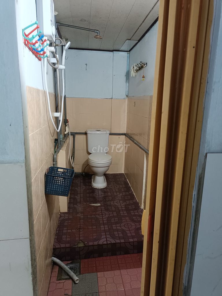 The Poet House, District 3, has air conditioning, balcony, private toilets.