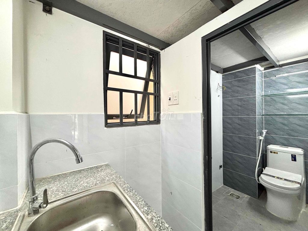 High guard room with air windows at the foot of a pay-and-paid window