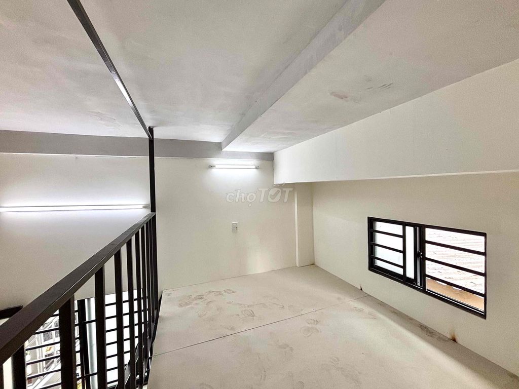 High guard room with air windows at the foot of a pay-and-paid window