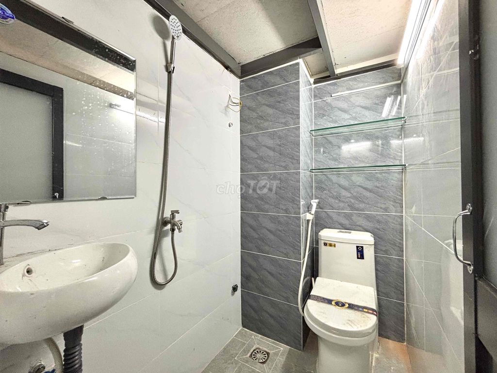 High guard room with air windows at the foot of a pay-and-paid window