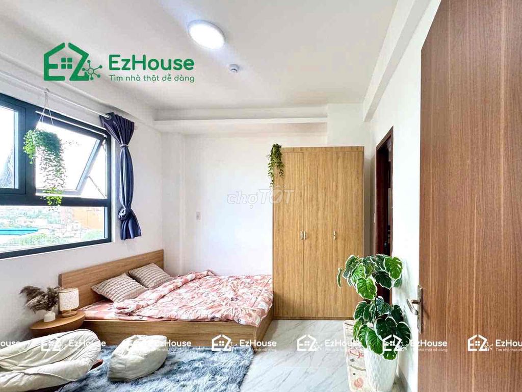 5th floor motel room in mini apartment with elevators.