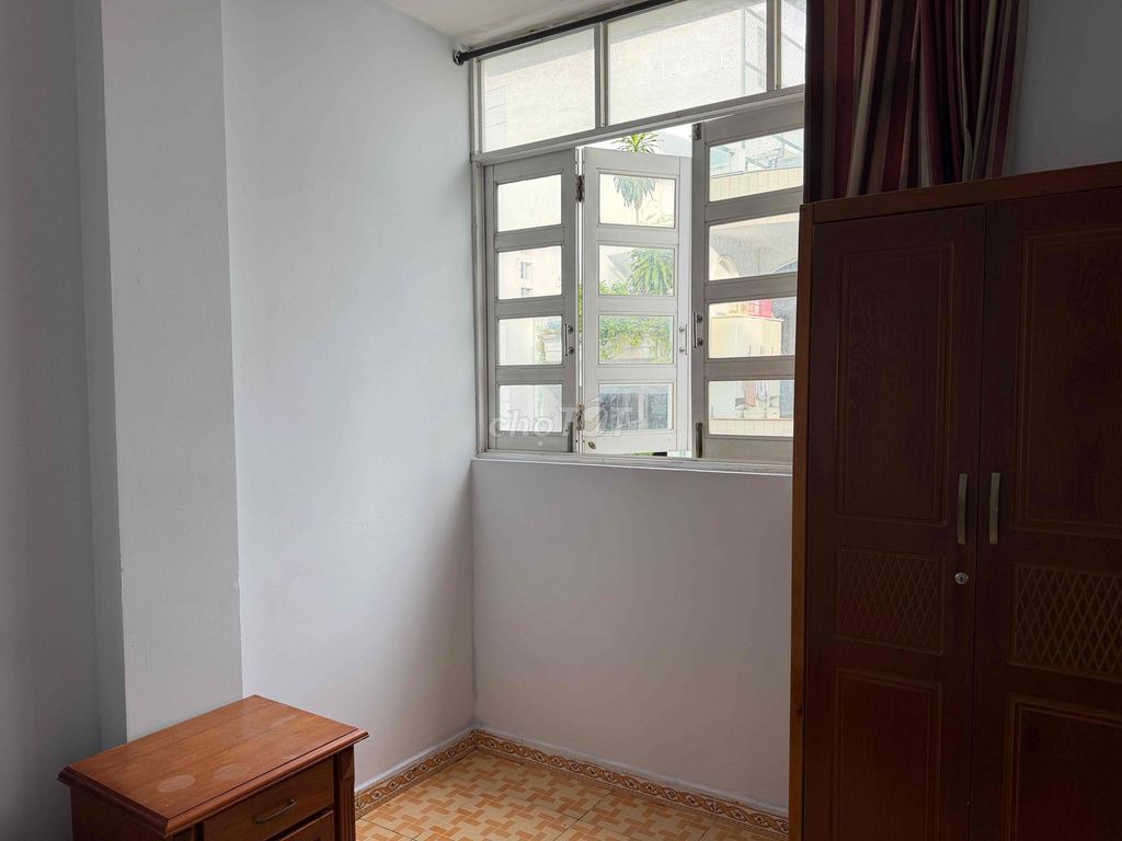 Duy Tân Phú Nhuận hotels are good. Room's clear, lock's off.
