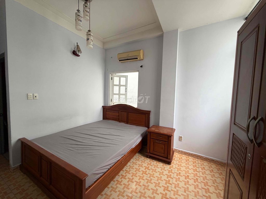 Duy Tân Phú Nhuận hotels are good. Room's clear, lock's off.