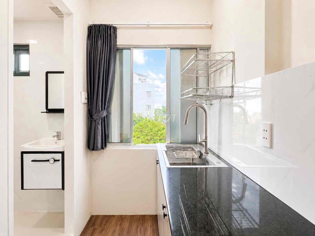It's the owner who rents a bedroom, separates the kitchens from the American pine market.