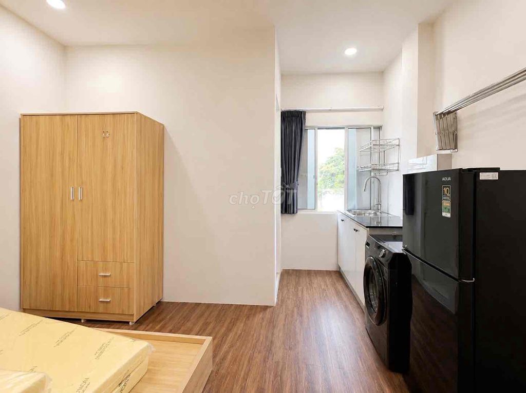 It's the owner who rents a bedroom, separates the kitchens from the American pine market.