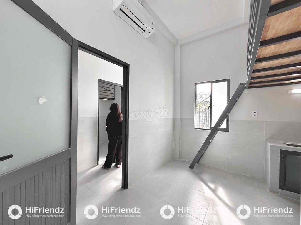 The apartment is full of large windows near the esophageal college, Hồng Lạc