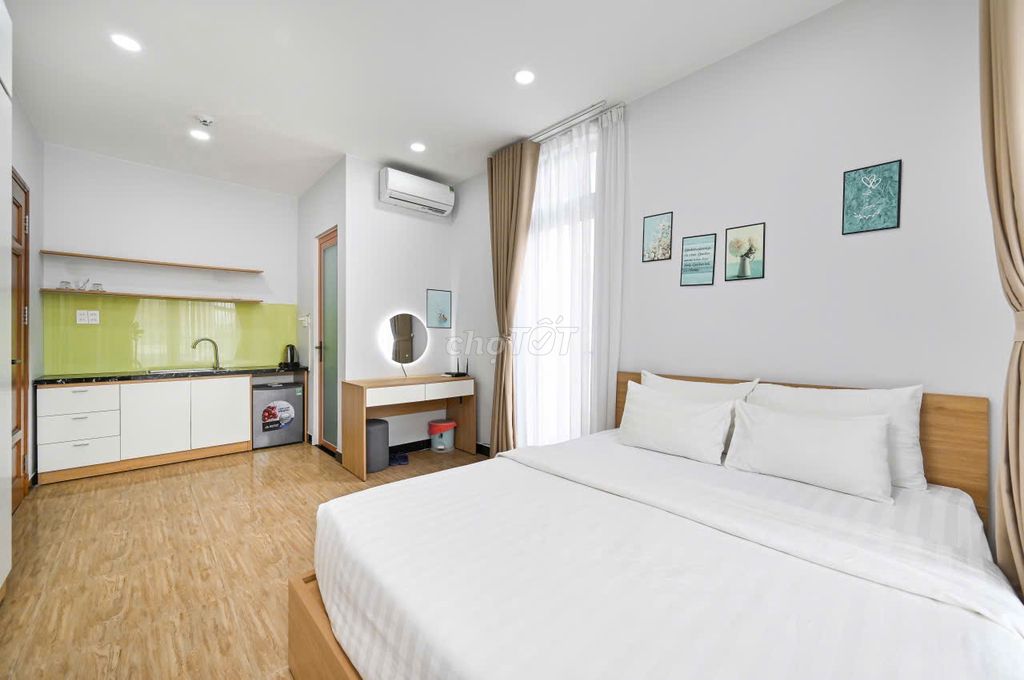 Take a guest outside Room Full Seven.