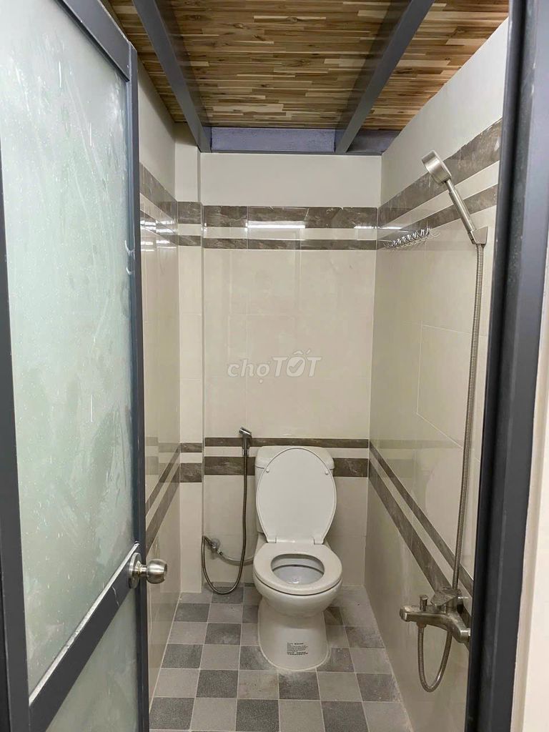 Rent the ground room, high guard near the White House.