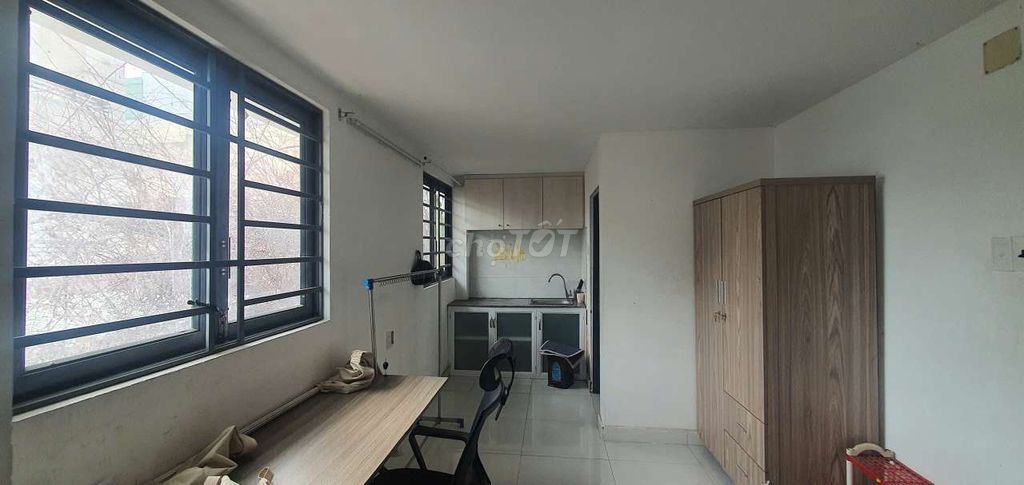 Room 25 meters, separate building two fronts, joint owner.
