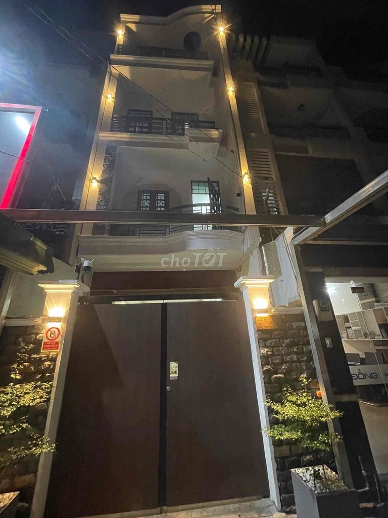 Studio large windows full-size furniture right near the Fuji bridge