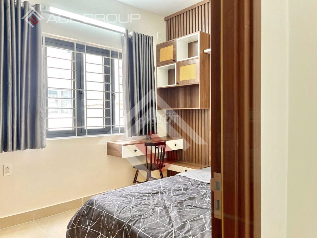 apartment one high-end bedroom, split-full of airport furniture.