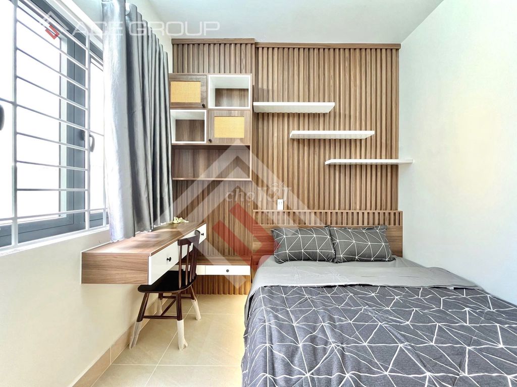 apartment one high-end bedroom, split-full of airport furniture.
