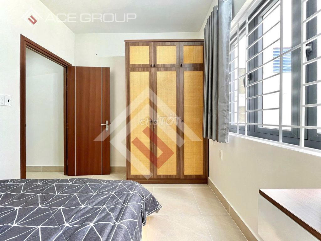 apartment one high-end bedroom, split-full of airport furniture.