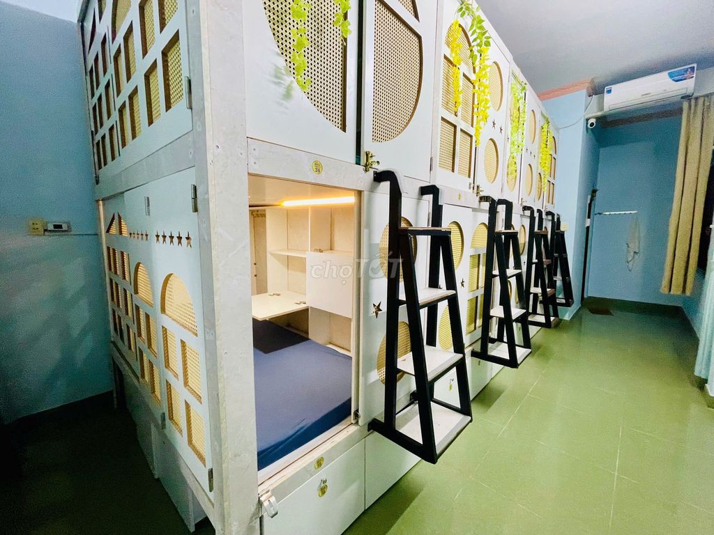 Rents cheap Box dorms - just women - right up near the University of Culture.