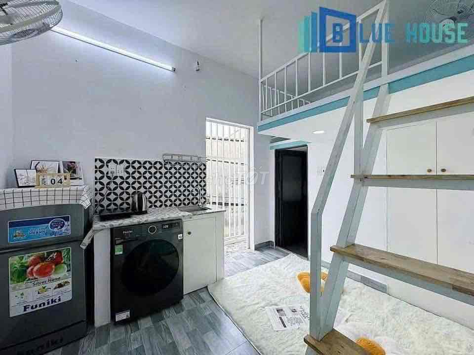 Rent a balcony suite near the commercial university.