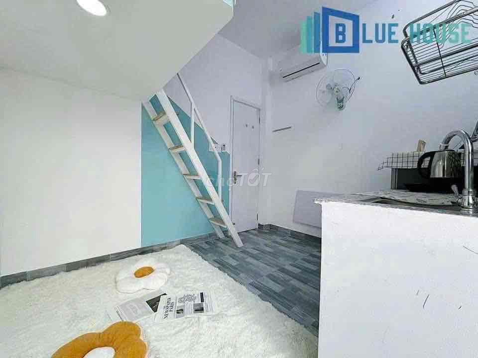 Rent a balcony suite near the commercial university.