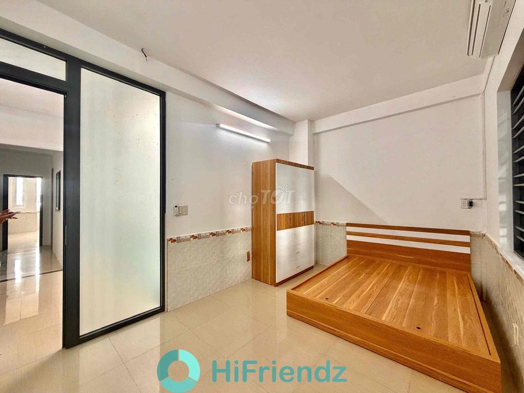 Rent a super-free kitchen with open windows.