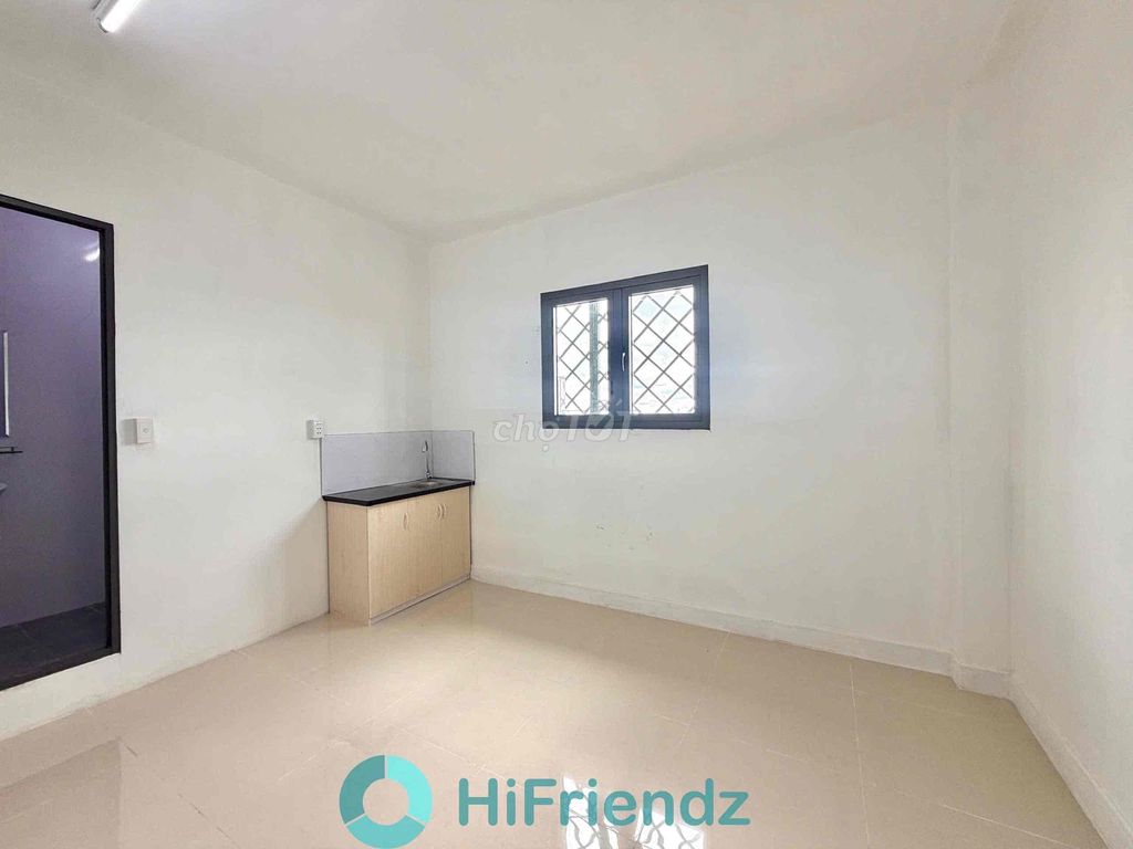Rent a super-free kitchen with open windows.