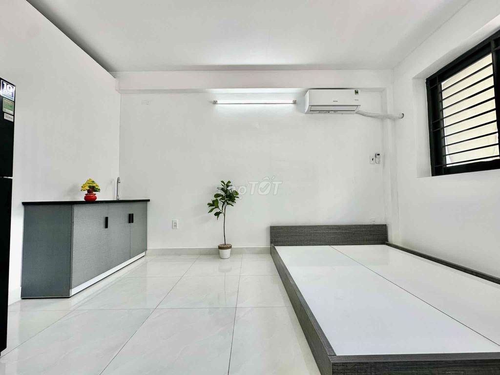Rent a studio full house free car car with sky windows near aeon Tân Phú