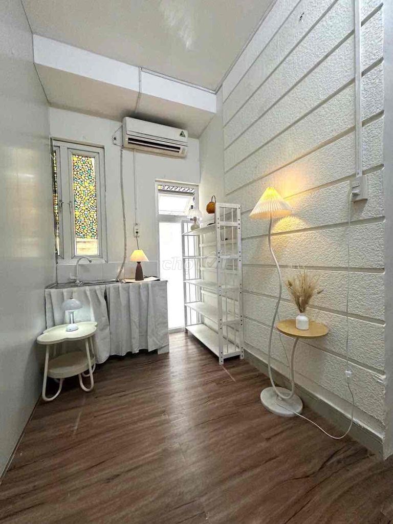 The room is cheap for you guys. It's 1 meter.