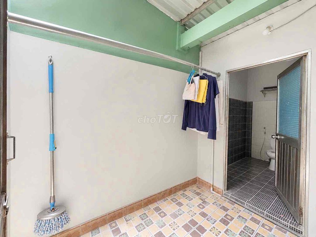 High guard's room right here on payroll, Dương Thị Giang.