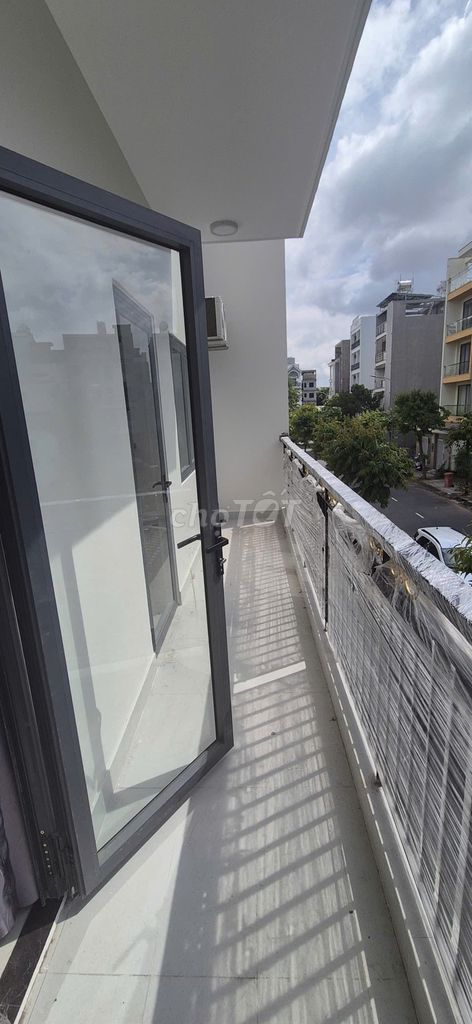 Rent a room with a brand-new 4.6 million balcony. No one's ever been there.