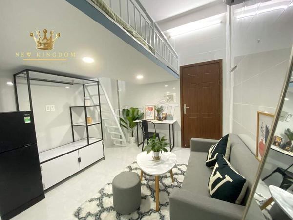 The owner rented a 30-metre-and-a-half-price hotel near the market.