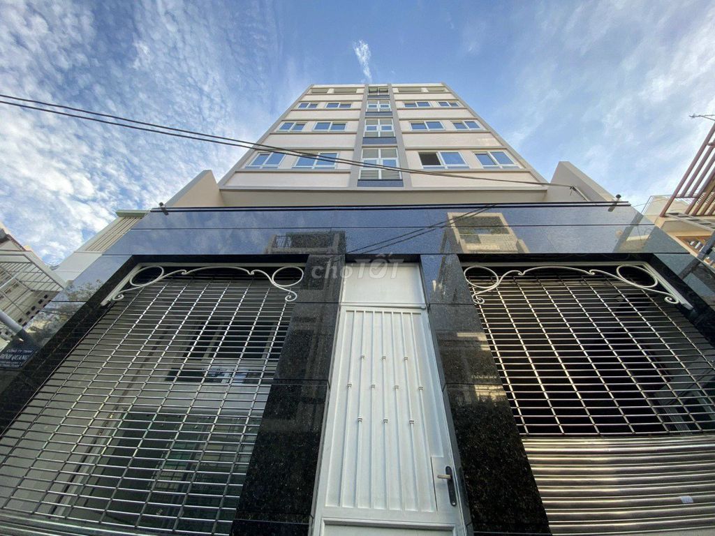 The owner rented a 30-metre-and-a-half-price hotel near the market.