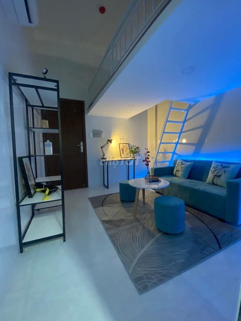 The owner rented a 30-metre-and-a-half-price hotel near the market.