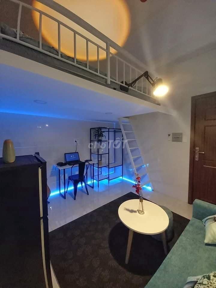 The owner rented a 30-metre-and-a-half-price hotel near the market.