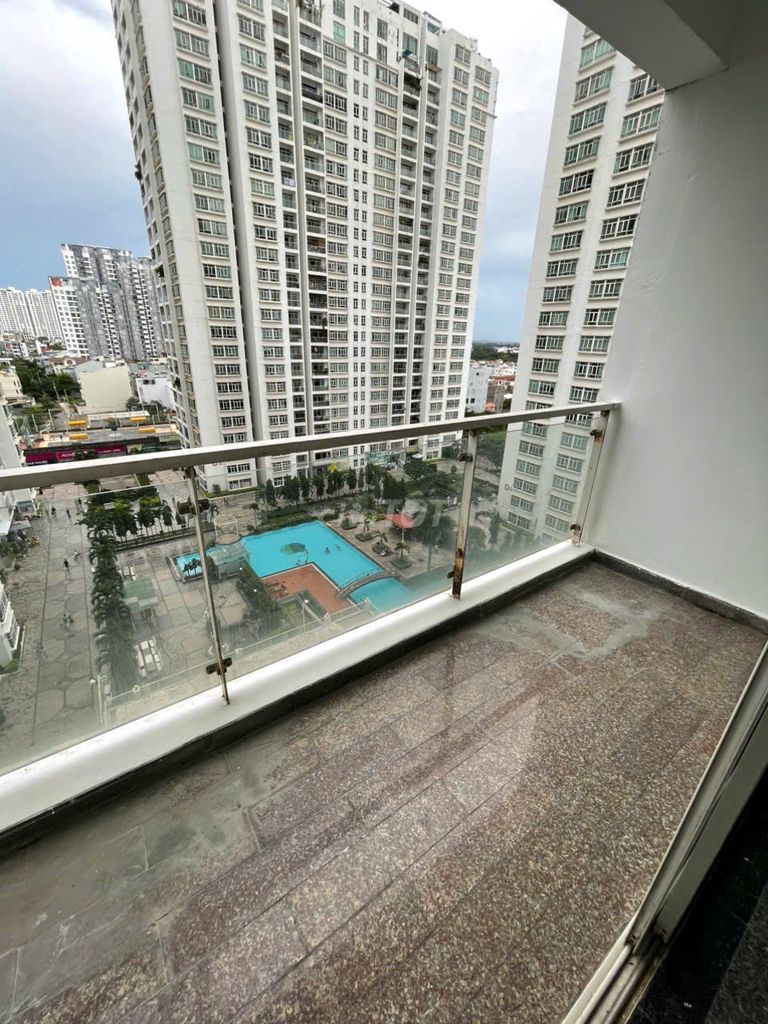 Rent room full Balcon in house halg3