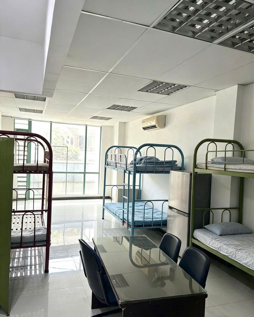 Rent room-- college dorm.