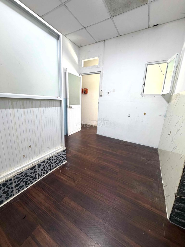 Second floor, security zone, no shared property, free car.