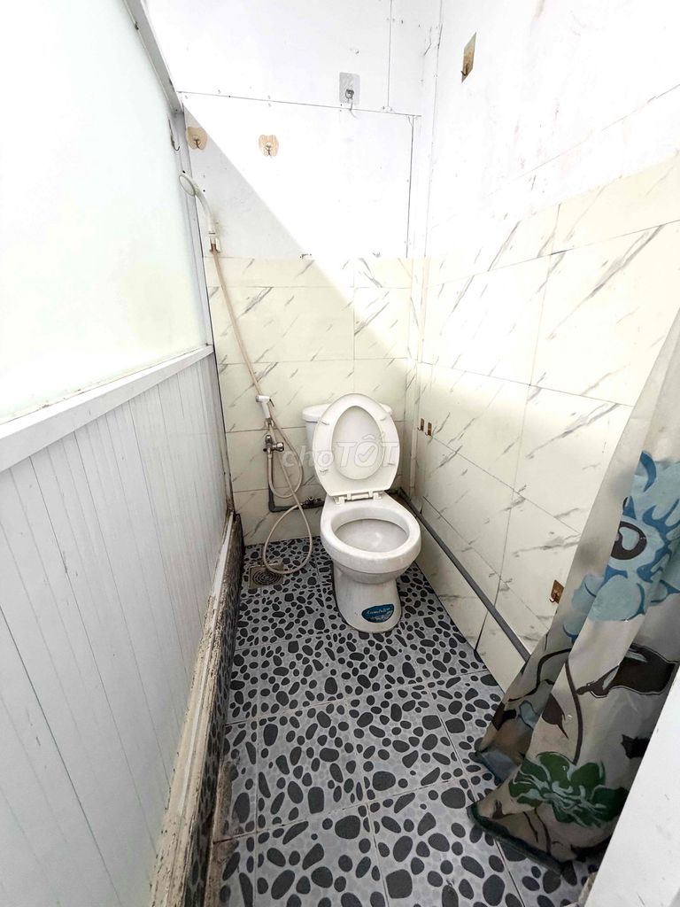 Second floor, security zone, no shared property, free car.