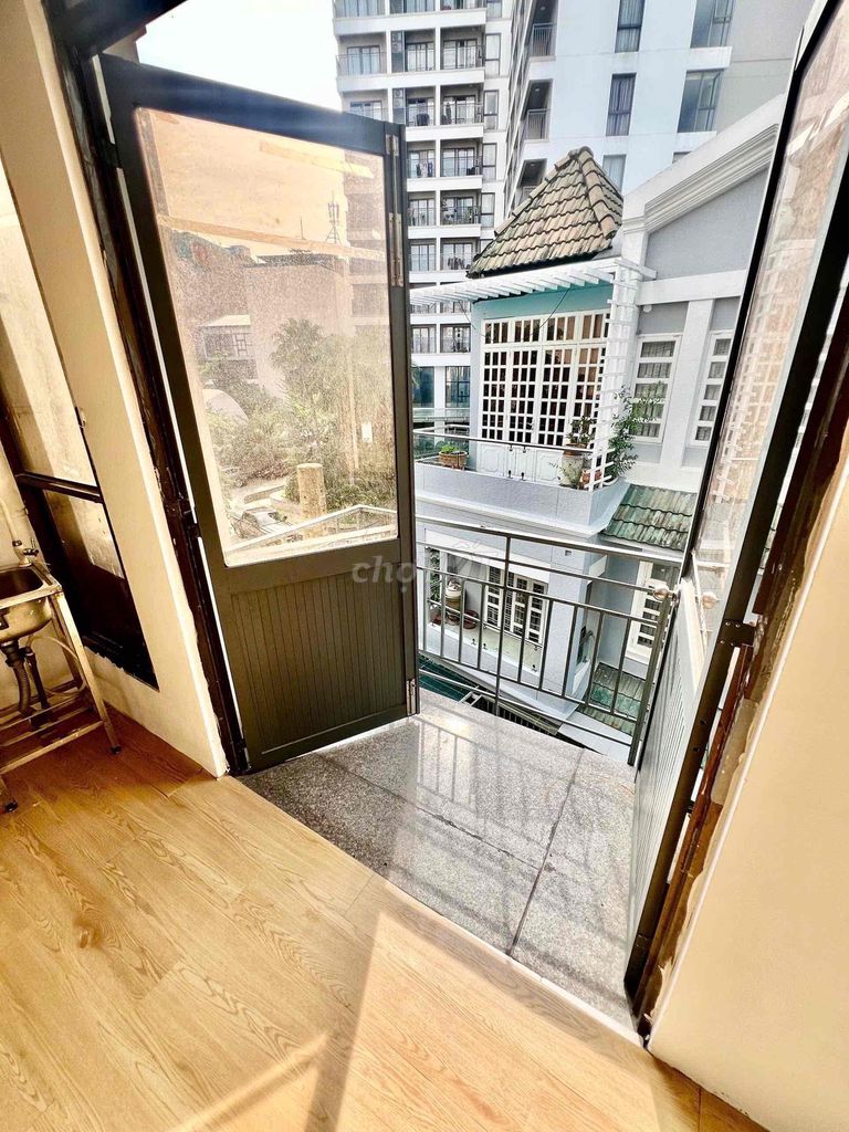 Rent a cheap-cost balcony for the airport.