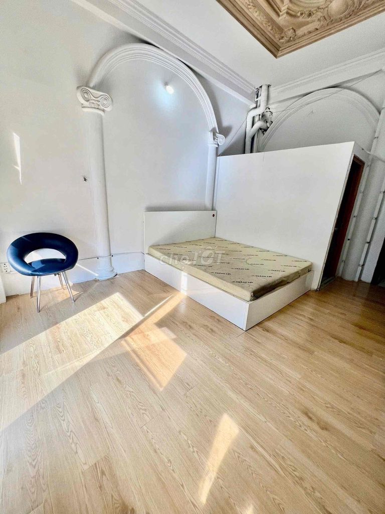 Rent a cheap-cost balcony for the airport.