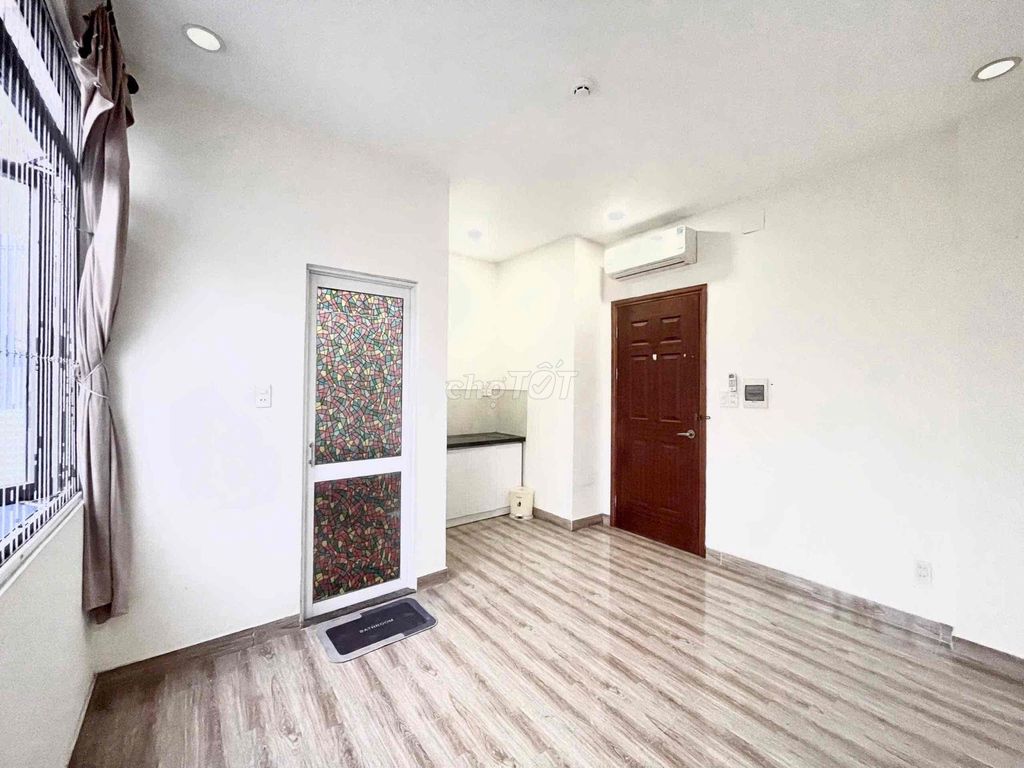 window studios open with machines near Trần Hữu Trang Litist