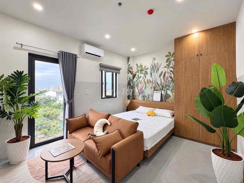 The master studio is located right here in Vườn Lài with a cool balcony.